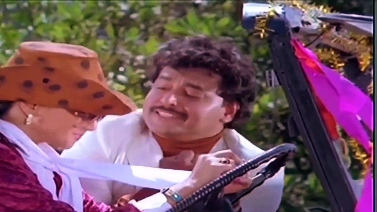 Moon Moon Sen's Romantic Scene | Yuga Purusha Movie