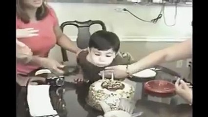 بچے کو سالگرہ پرکیک کھانے کی کس قدر جلدی ہے ۔۔۔ یہ دلچسپ ویڈیو دیکھے