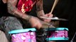 Le batteur Mike Portnoy s'amuse sur une batterie Hello Kitty - Reprise de Metallica, Slayer, Kiss