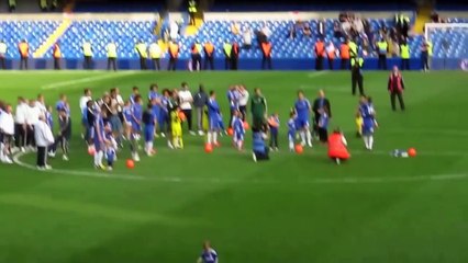 Moment de gloire pour ce bébé qui vole la vedette aux joueurs de Chelsea!