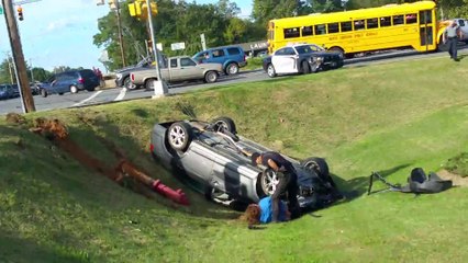 Download Video: Une tarée fait des burn en plein milieu de la route et percute une voiture de police