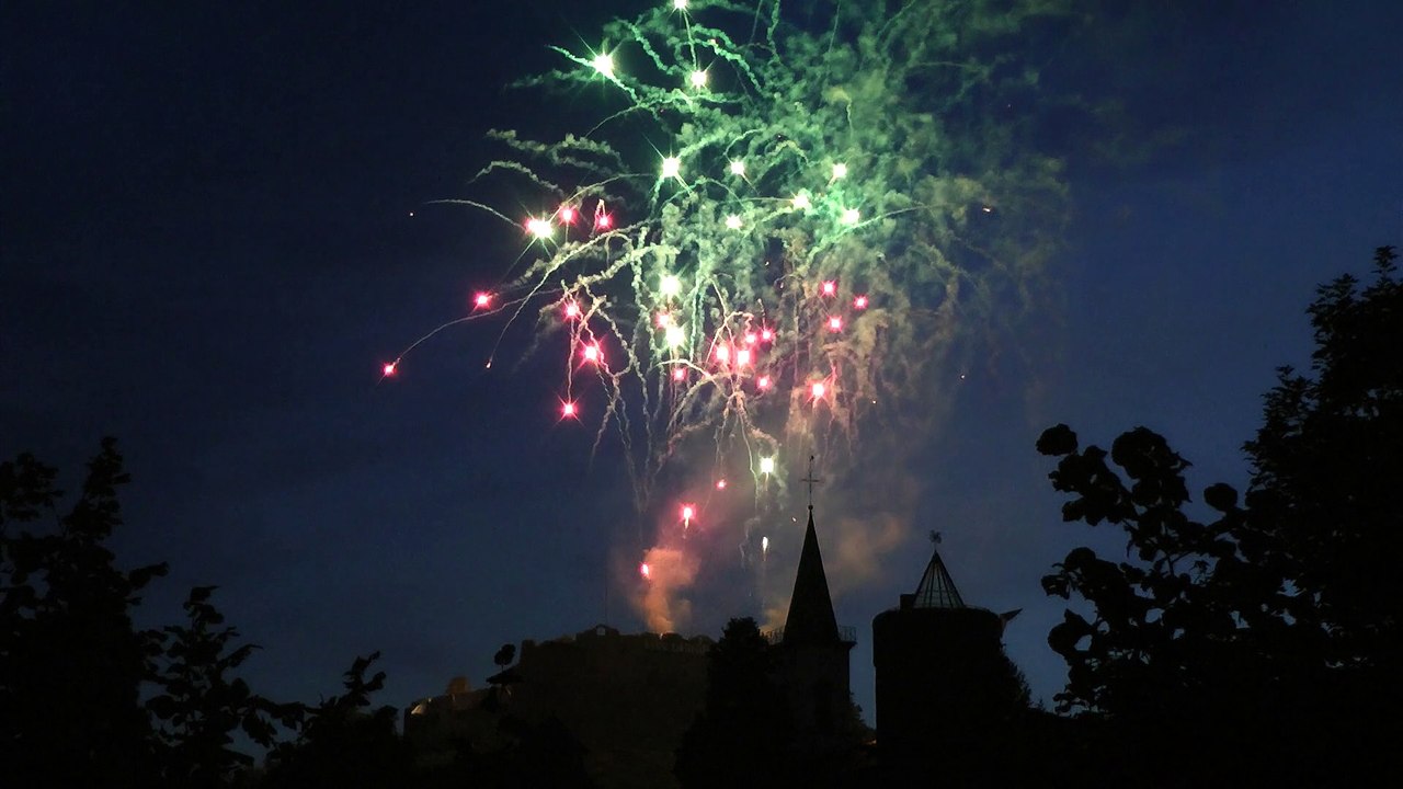 Burgbeleuchtung mit Feuerwerk