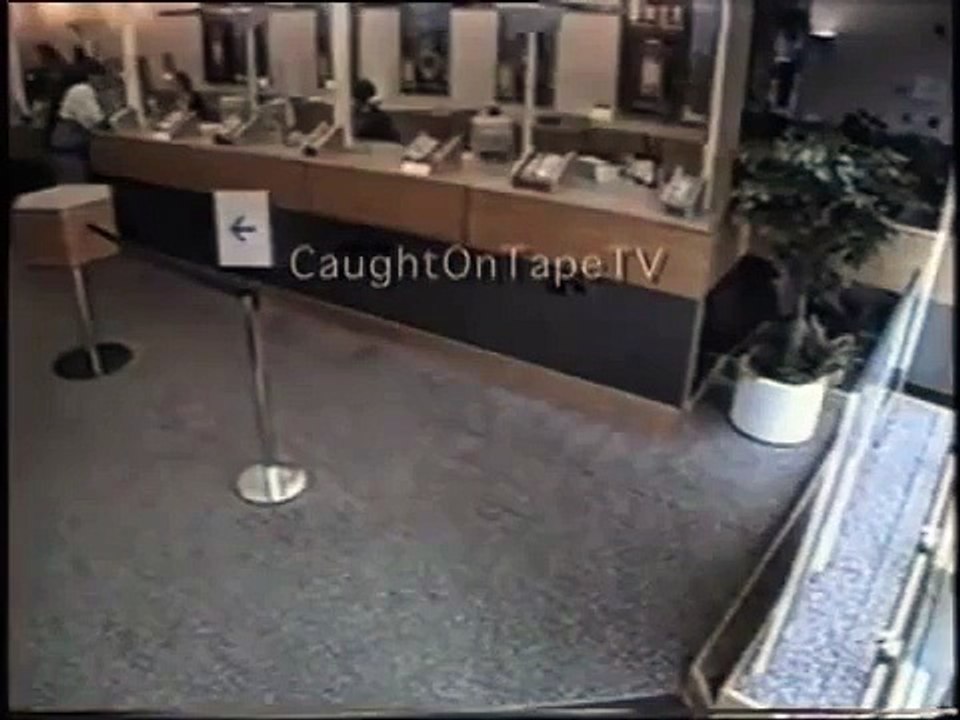 Ce Voleur qui n'arrive Pas à s'Echapper par une porte... Ouverte