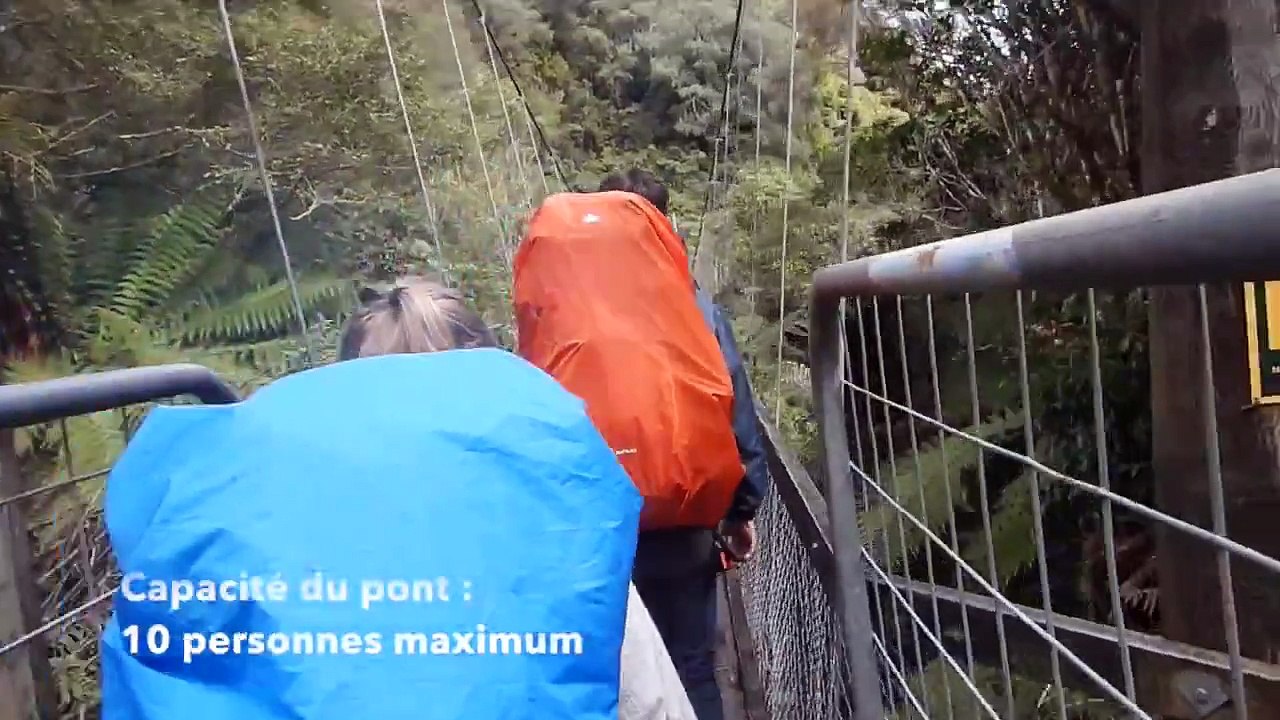 Un pont suspendu s’effondre sous les pieds de 4 randonneurs français