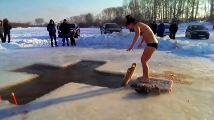 Девушка впервые решила окунуться в проруби