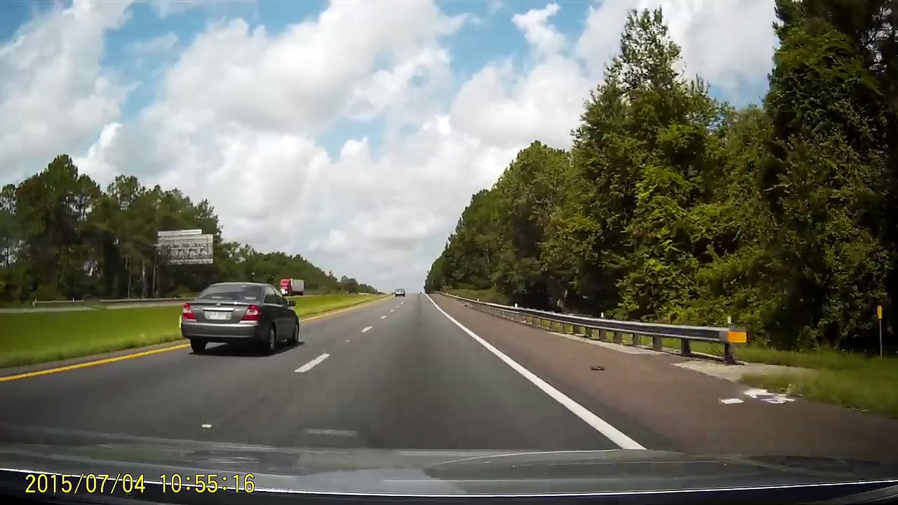Une roue de camion percute une voiture