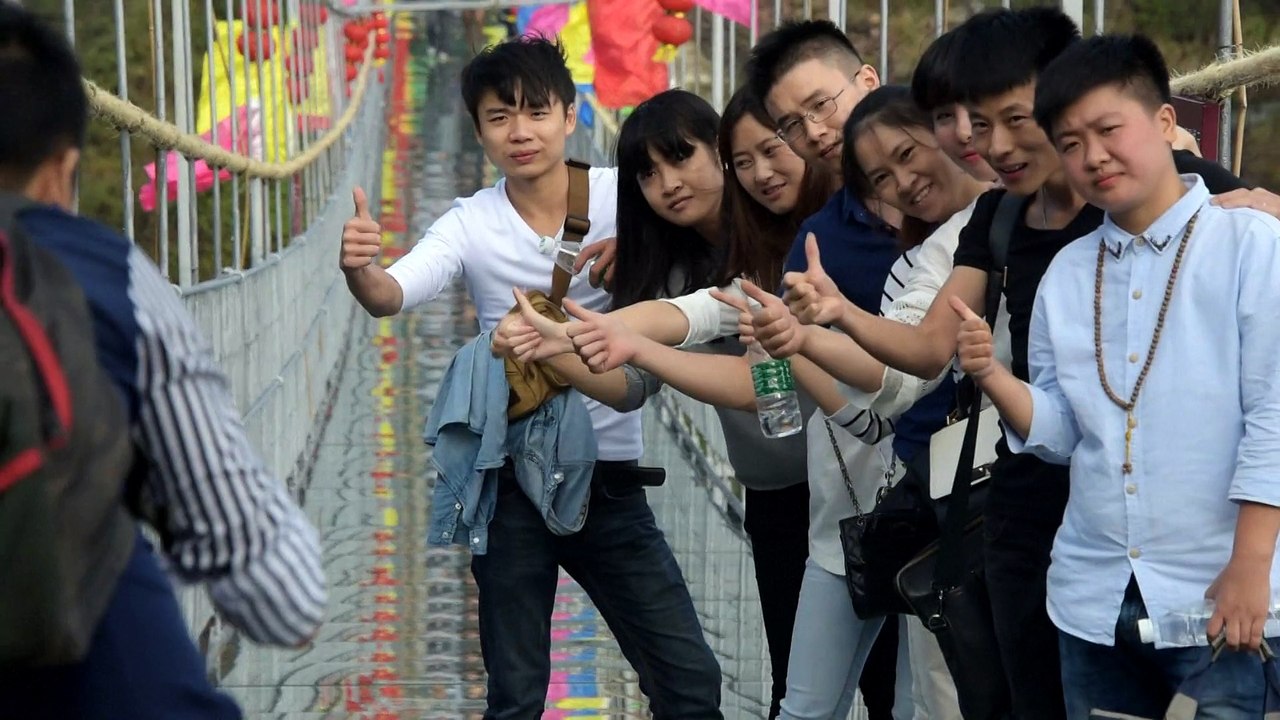 Chine: Vertige et émotions fortes sur un pont suspendu en verre