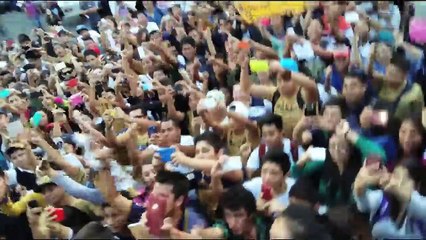 Los jugadores de Pumas agradecieron a la gente que ya no pudo entrar a la firma de autógrafos.