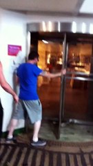 Un gars se coince les doigts dans une porte... Violent!!!