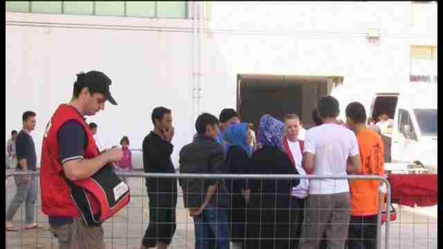 Polideportivos en Atenas sirven de albergues para refugiados