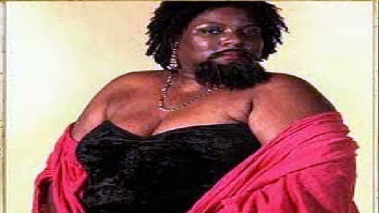 MUJERES CON BARBA Y PELOS EN LA ESPALDA. Algo cada vez más común