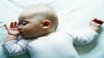 BEBE DA LIKE DENTRO DEL UTERO