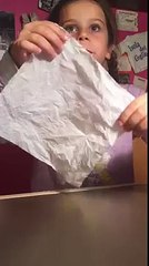 Une petite fille réalise un tour de magie