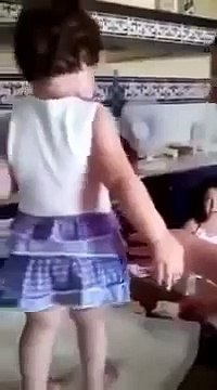 Сердитая девочка увидела что её снимают)