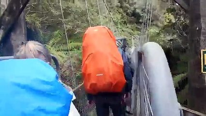 Capturaron el momento en el que se desplomó un puente con cuatro excursionistas