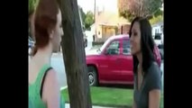 Broma de Su amiga la deja atada en un arbol y en ropa interior.(Videos Graciosos.)