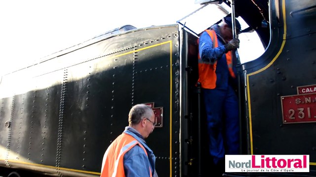 Un train à vapeur entre en gare de Calais.