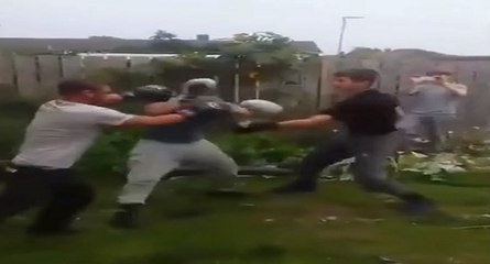 Boxe entre amis dans le jardin