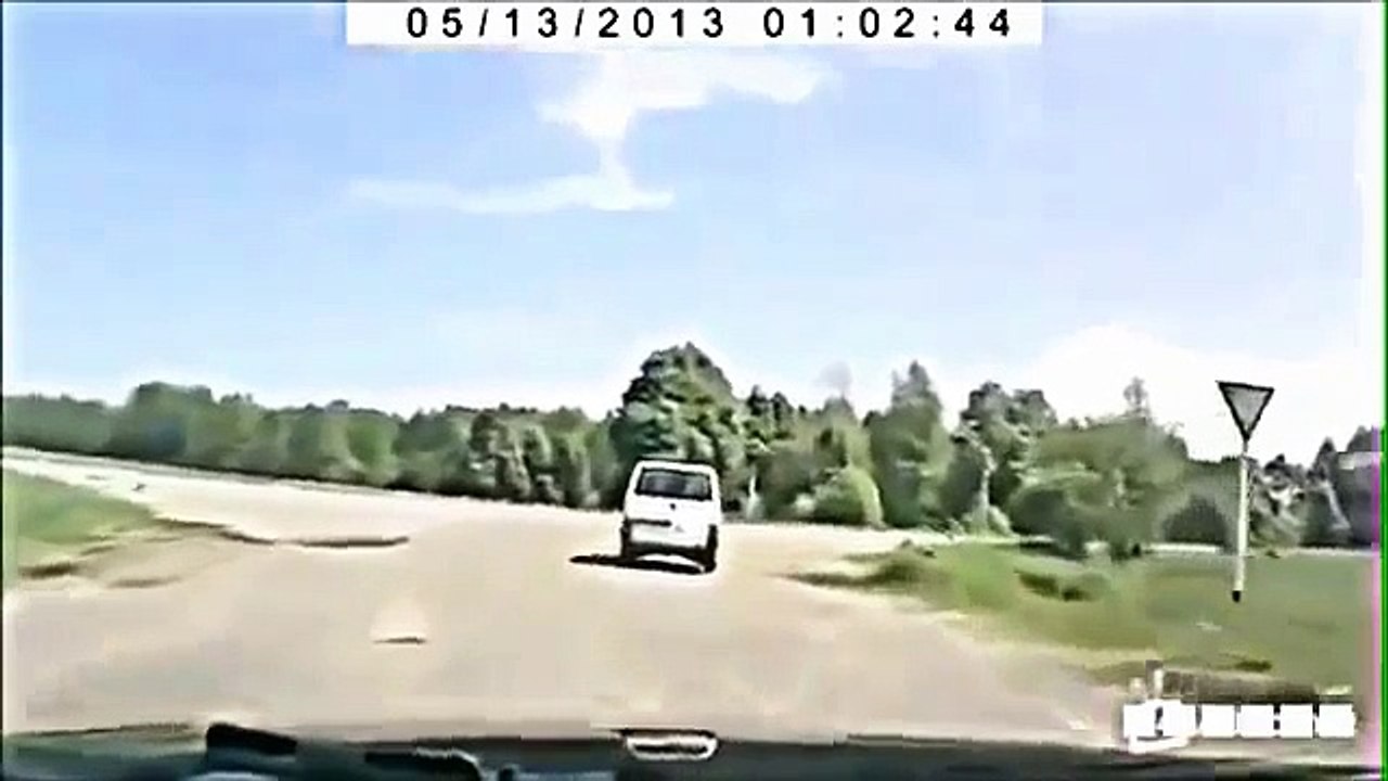 CRASH ! Horrible accident, voiture volante !! INCROYABLE