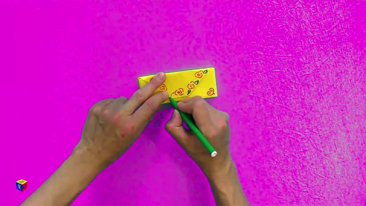 Origami : comment faire une belle tulipe en papier plié. Vidéo éducative.