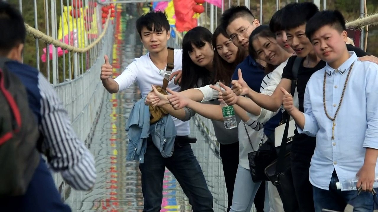 Chine: vertige et émotions fortes sur un pont suspendu en verre
