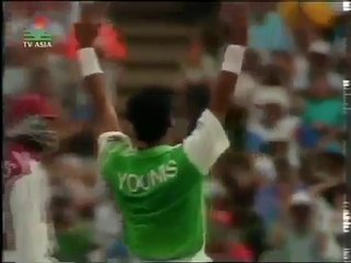 Waqar Younis Destroys Brian Lara Stamps from the Pitch in 1992 Series