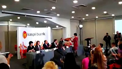 Антонио Бандерас исполнил гитарную партию в Каспи Банке