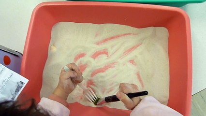 Explorer la matière: explorer le sable avec des objets 4