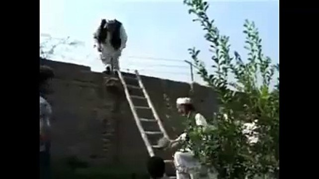 امیر جماعت اسلامی سراج الحق جذبہ جہاد سے سرشار ہو ہی رہے تھے کہ پولیس آگئی پھر کیا ہونا تھا، جذبہ شلوار میں ہی بہہ گیا