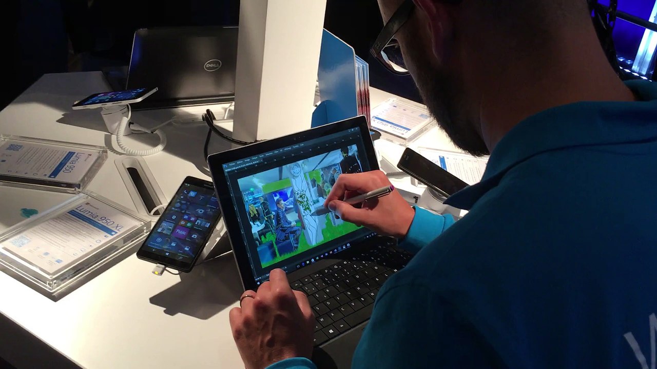 Démonstration d'un logiciel de graphisme avec le stylet de la Surface Pro 3 sous Windows 10