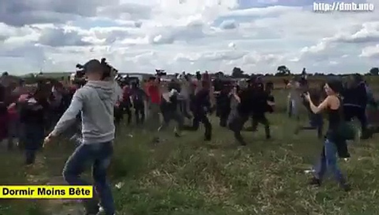 Une journaliste hongroise frappe des réfugiés Syriens