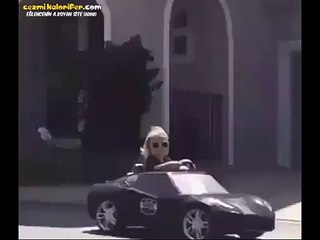 Yaşıtları B.kuyla Oynarken Drift Yapan Minik