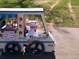 Niño en silla de ruedas tiene el mejor disfraz FaceLOCO.com