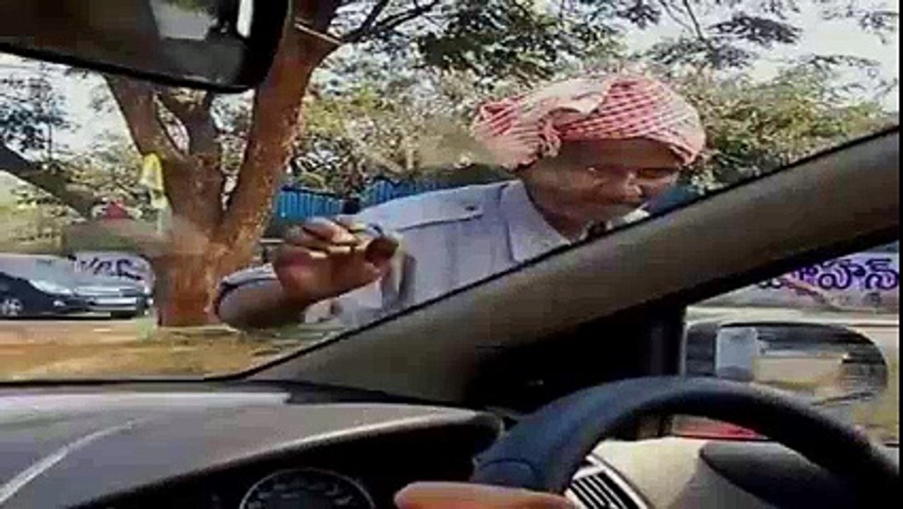 شاهد ماذا أخرج متسول من حقيبته لن تصدق