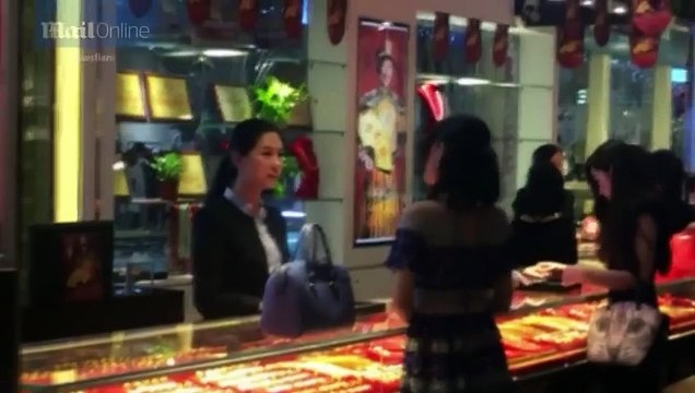 En Chine une riche cliente s'énerve et jette des billets à la face d'une vendeuse !