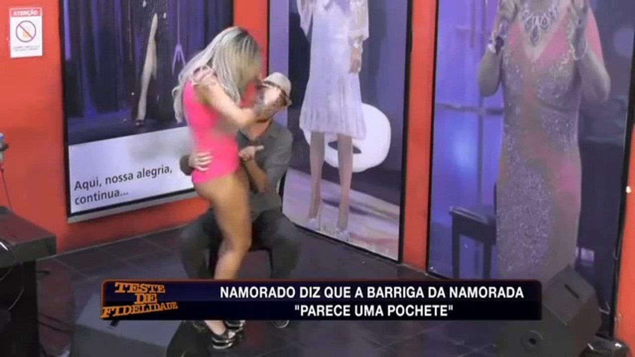 Teste de Fidelidade - Músico assanhado apalpa as pernas de atriz