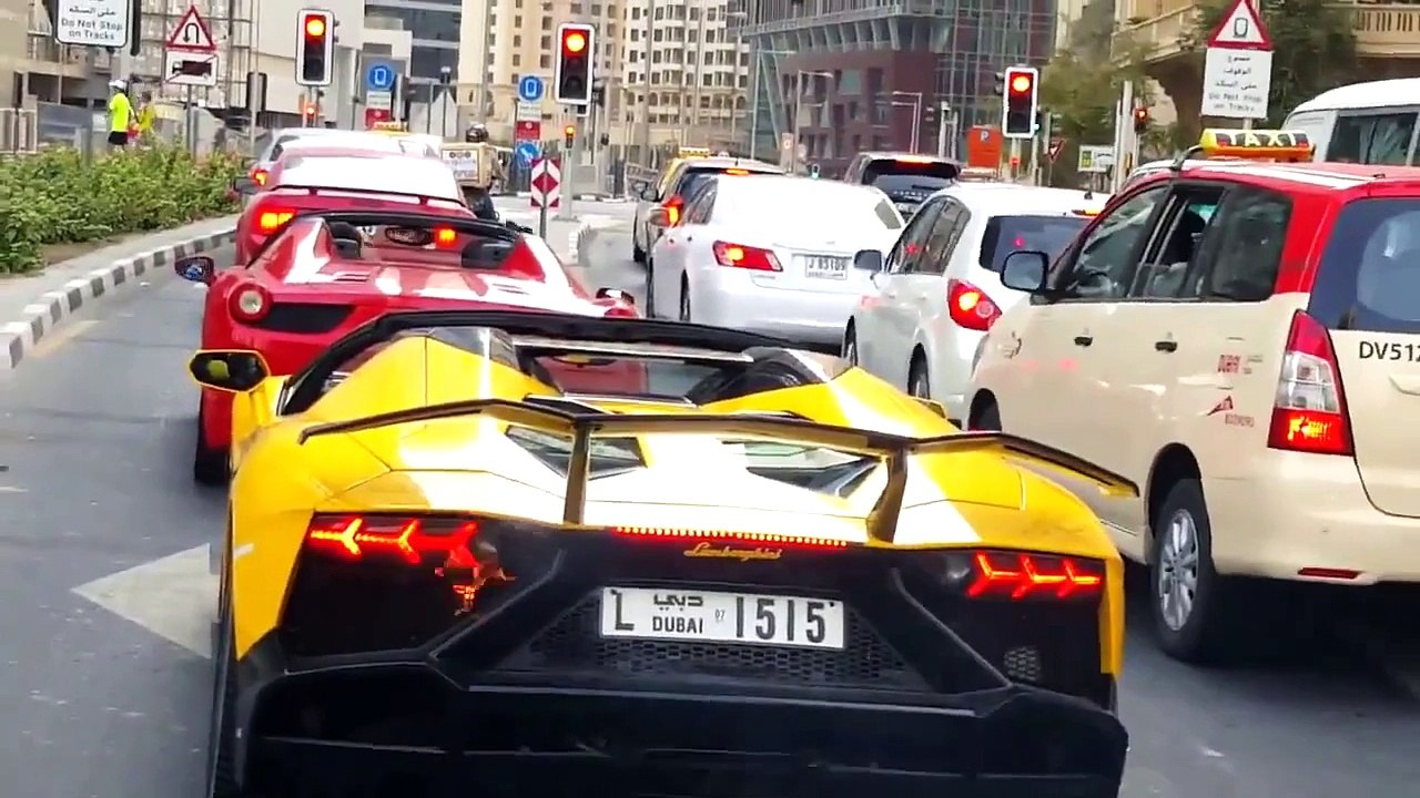 400,000 dolarlık Lamborghini'i  Yakan Araplar