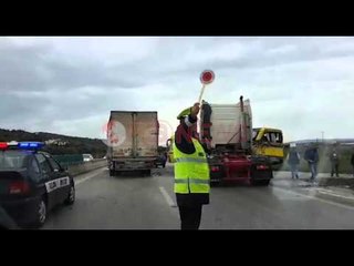 Aksident në Lushnje-Rrogozhinë, kamioni përplaset me autobusin- Ora News- Lajmi i fundit-