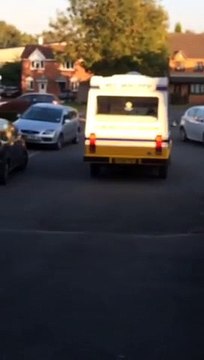 Ce chien s'achete sa glace au camion ... Trop mignon