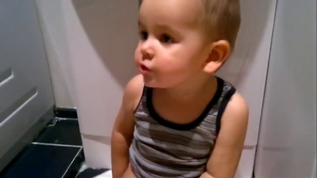 Малыш клево поет песенку