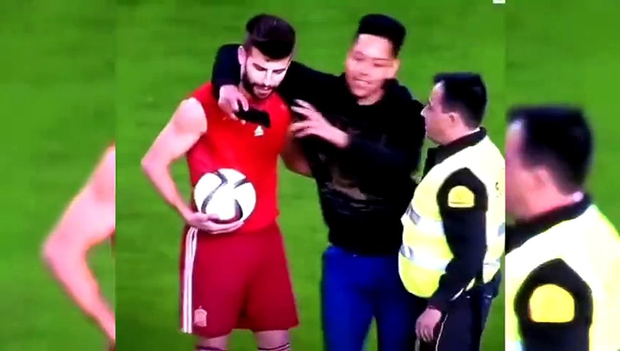 Fan takes a Selfie with Pique at the end of the match vs Luxembourg - football videos - go direct