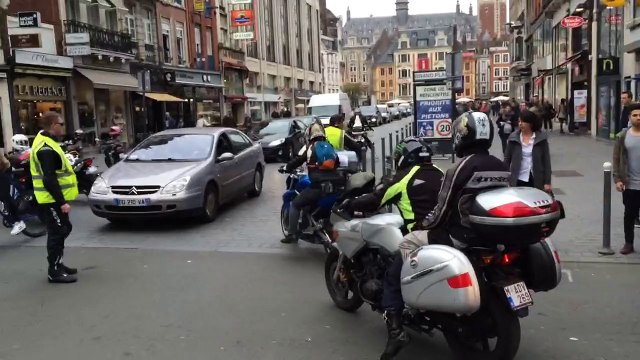 Lille: arrivée des motards en colère à Lille. Les motards bloquent la Grand place