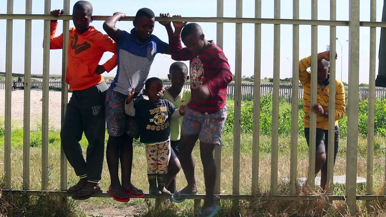 S. Africa artists paint township murals to raise awareness of HIV