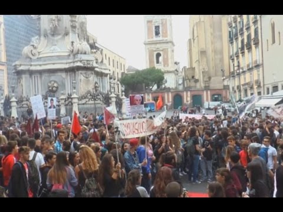 Napoli - Corteo contro "La Buona Scuola", lanci di uova e petardi (09.10.15)