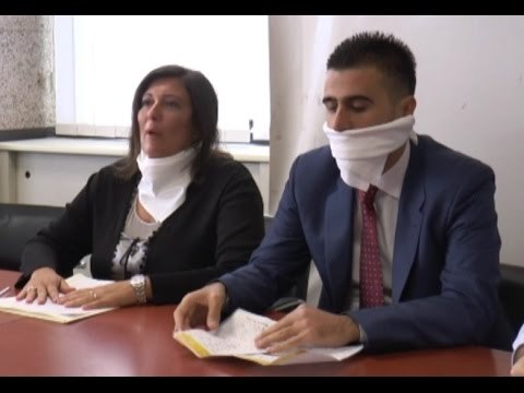 Napoli - De Luca monarca , i consiglieri M5S si imbavagliano (09.10.15)