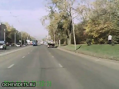 Начинающий водитель на Toyota Chaser врезался в столб и собрал пробку