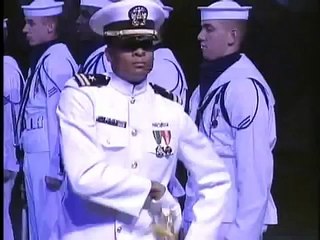 18 marinai sono sul palco immobili: appena alzeranno la testa resterete di stucco!