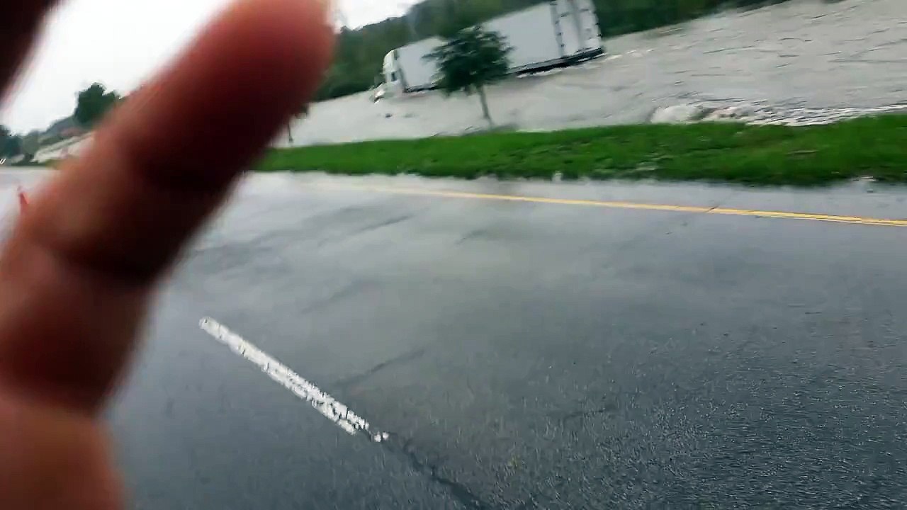 Un camion roule sur une route totalement inondée