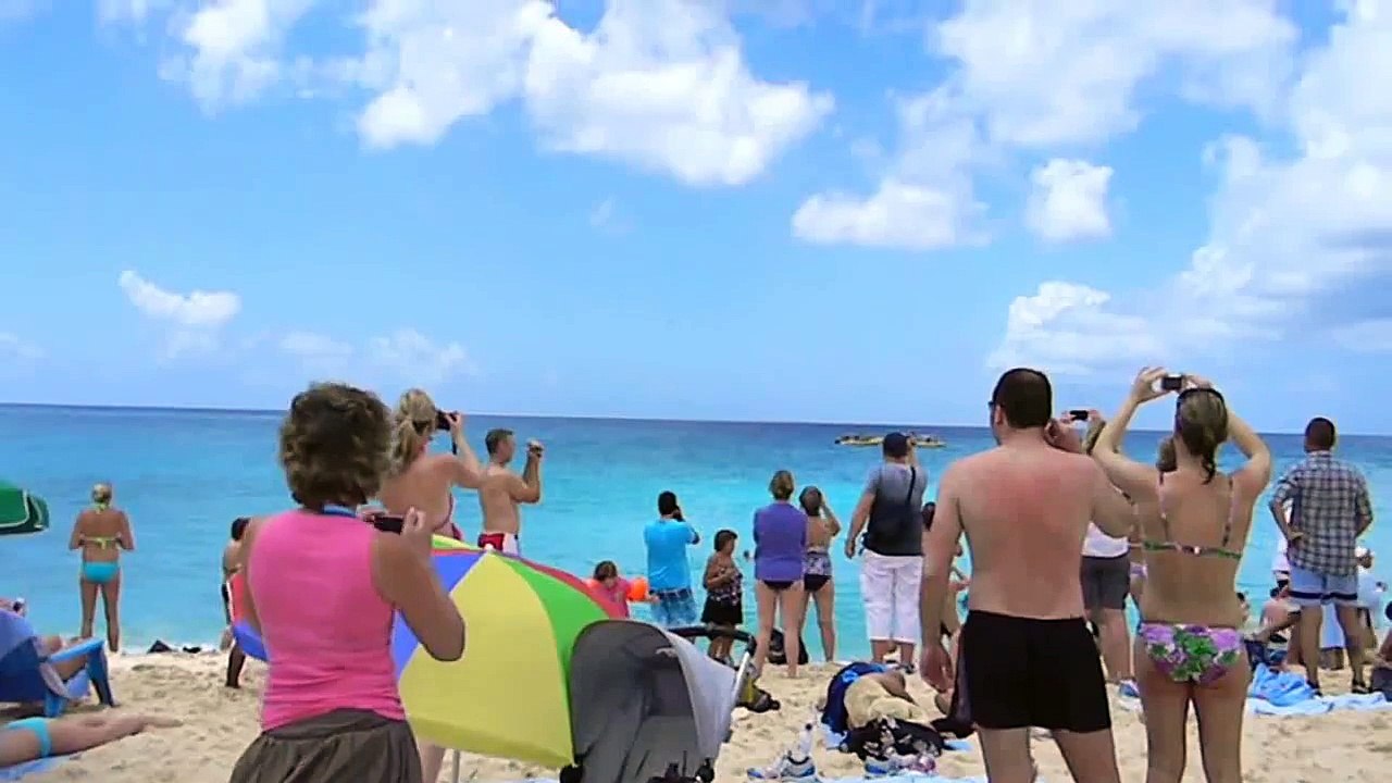 Amazing Landing at Princess Juliana Airport, St. Maarten. KLM ASIA