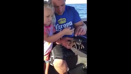 Cette fillette laisse tomber un crabe au pire endroit qui soit